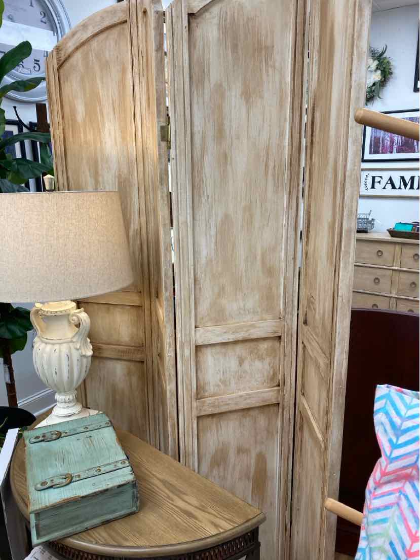 ROOM DIVIDER