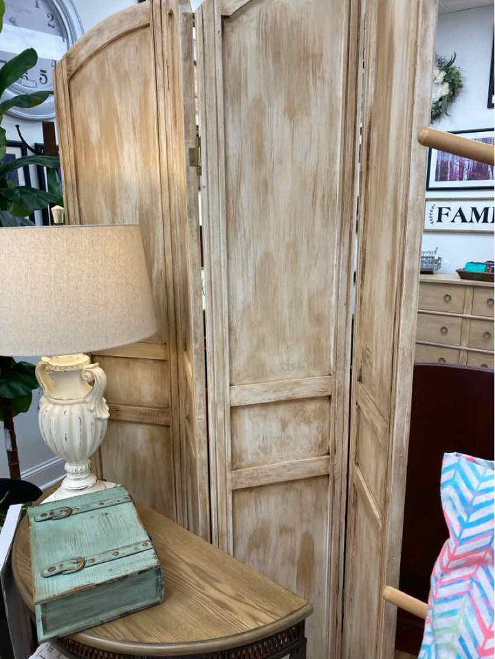 ROOM DIVIDER