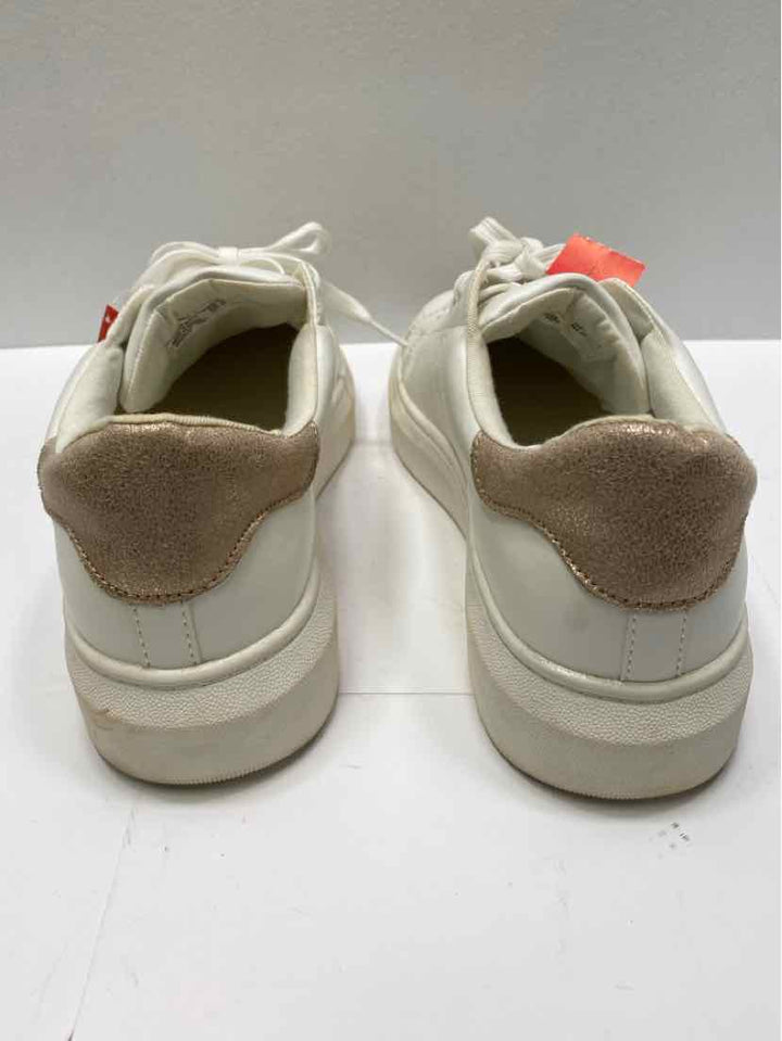 Time and Tru 10 Sneakers
