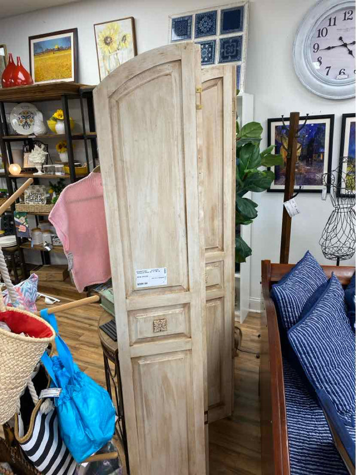 ROOM DIVIDER