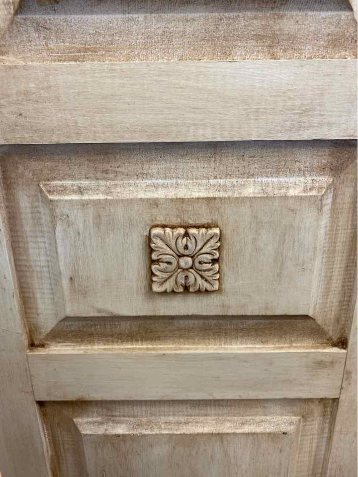 ROOM DIVIDER