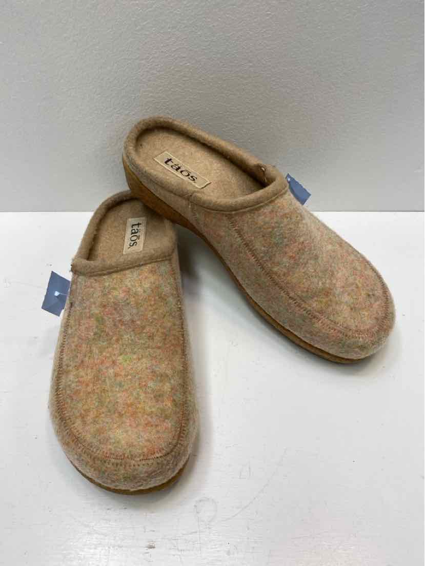 taos 11/11.5 Clogs