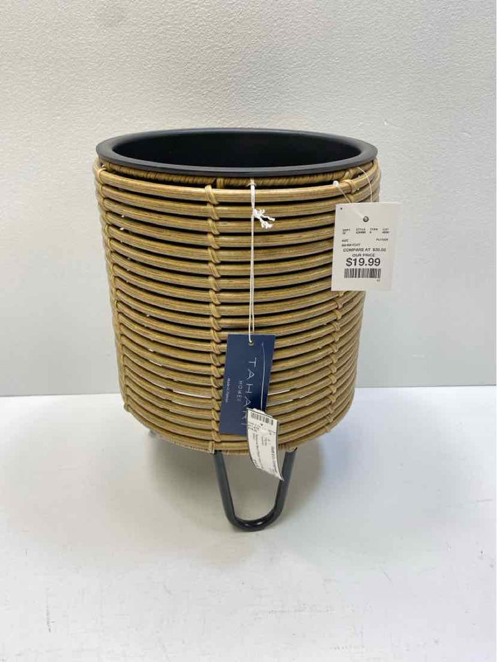 tahari Planter