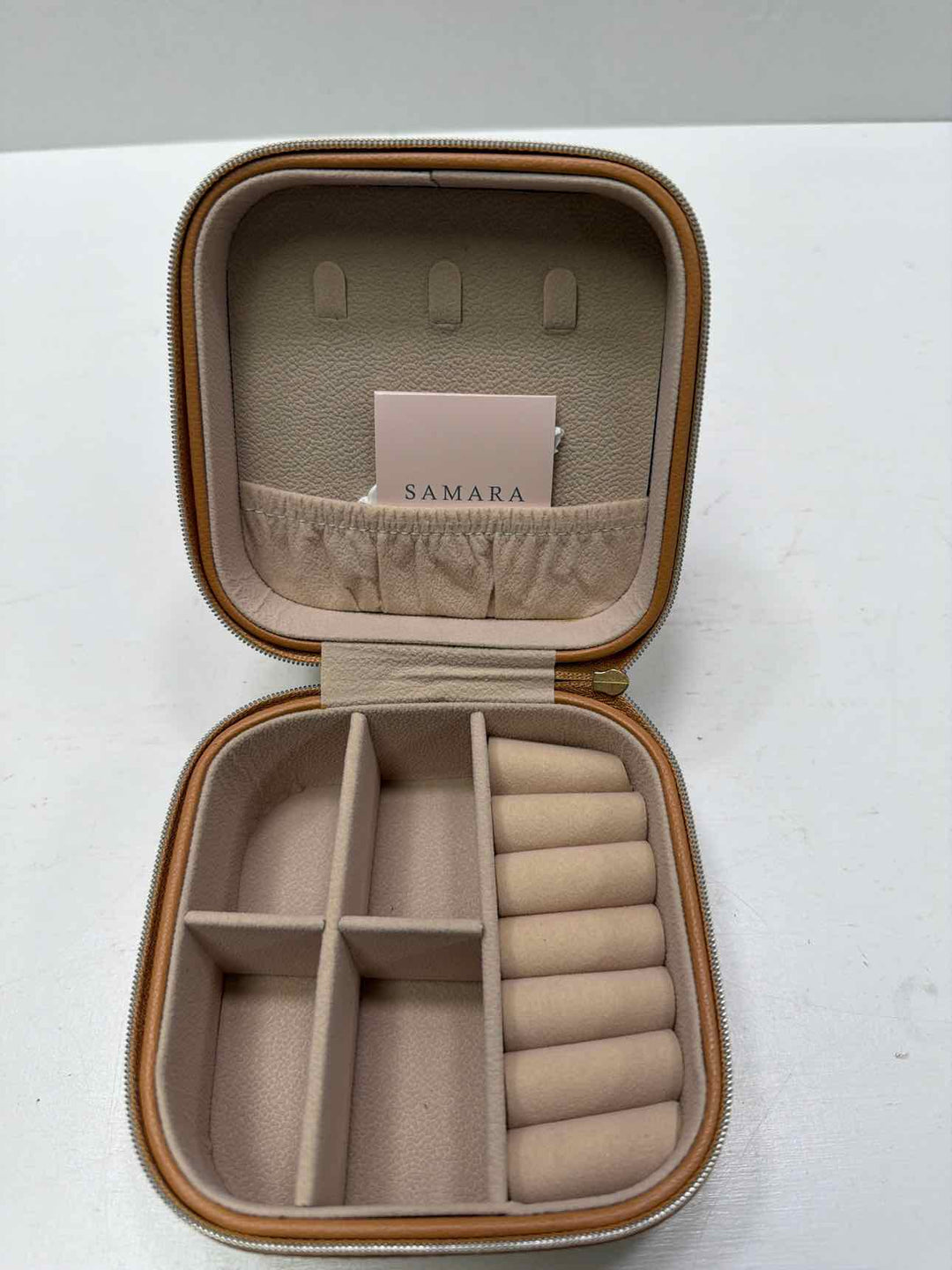 sAMARA jewery holder
