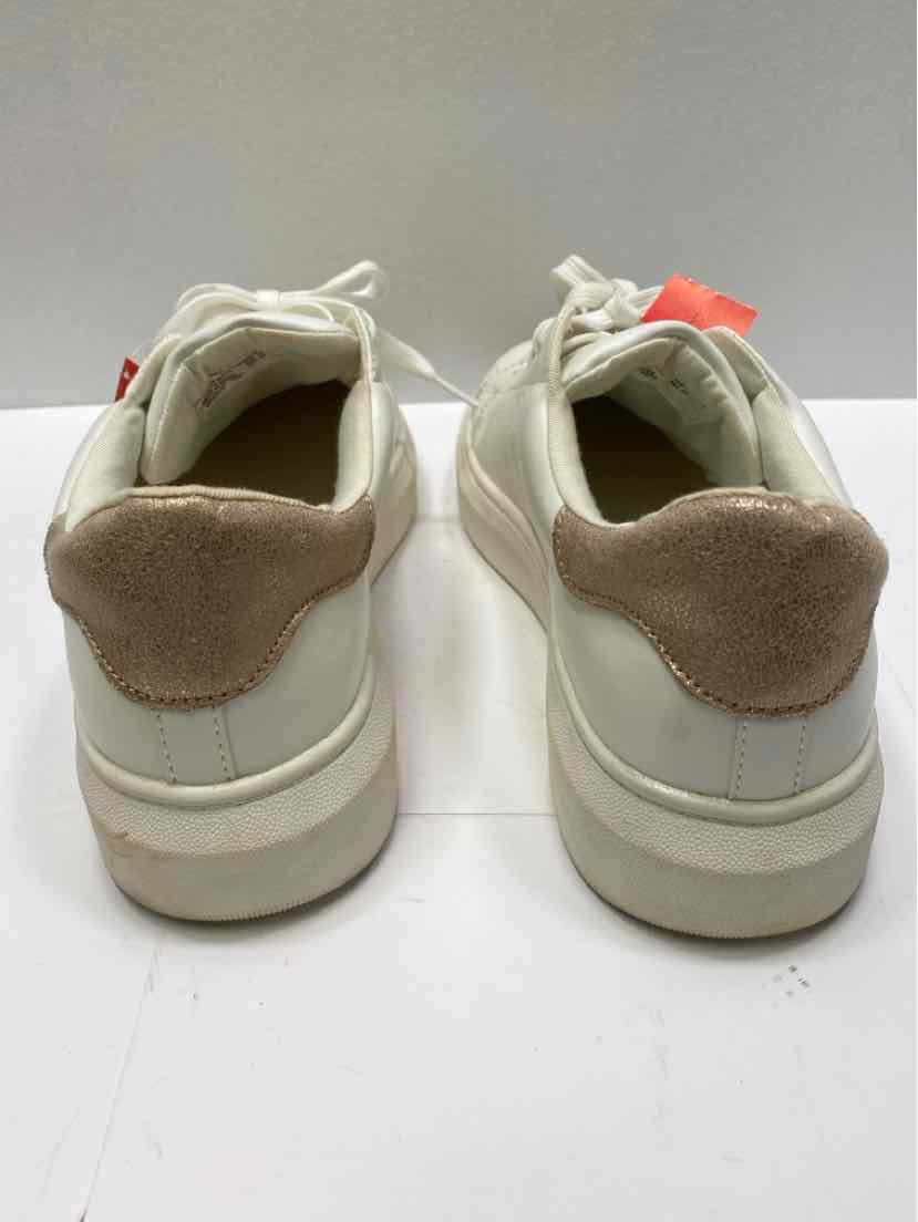 Time and Tru 10 Sneakers