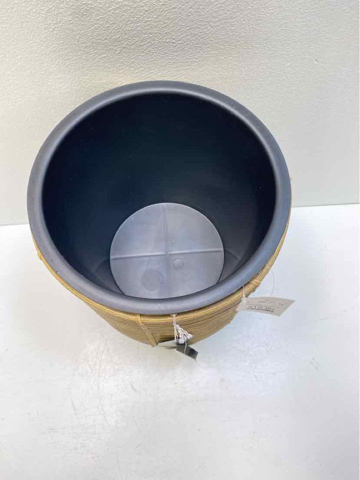 tahari Planter