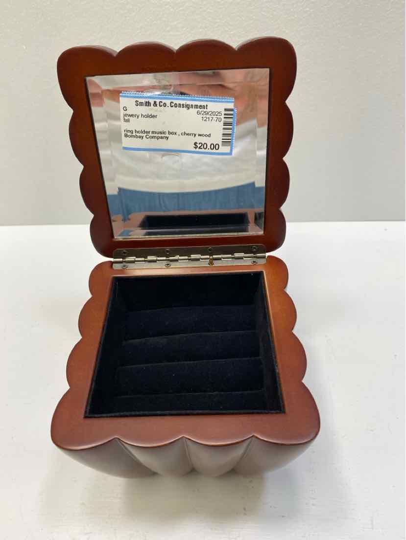 Bombay Company jewery holder