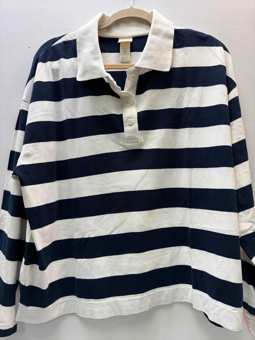 H & M Size M Three button collar