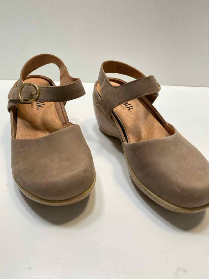 soft walk 7w Clogs