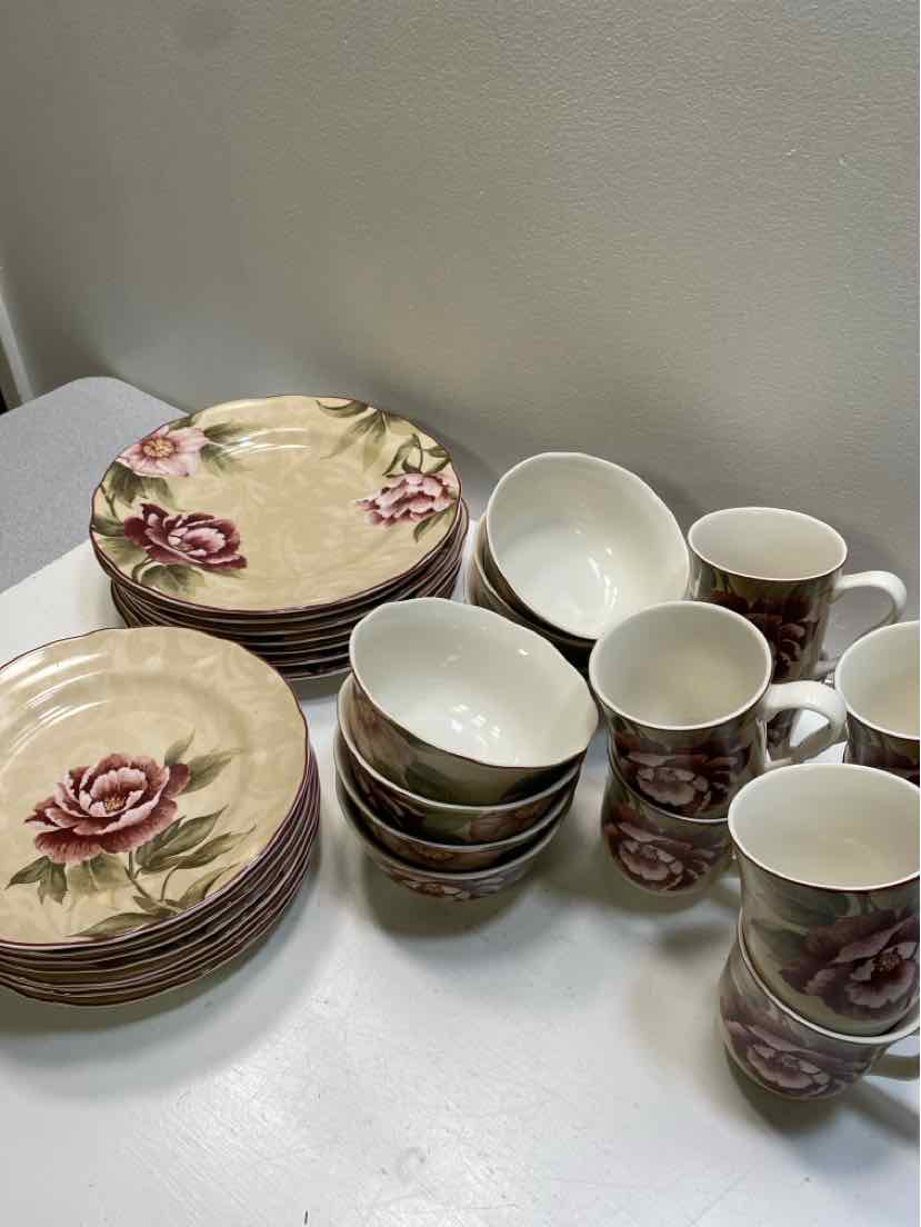 222 Fifth dish set