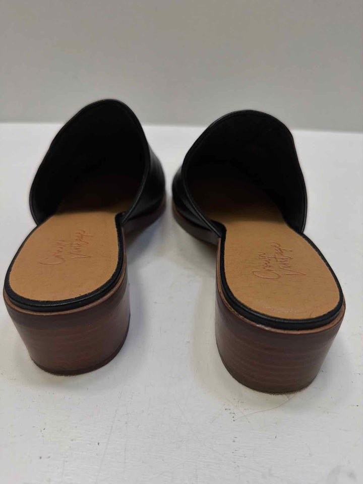 Crown Vintage 7M Mules