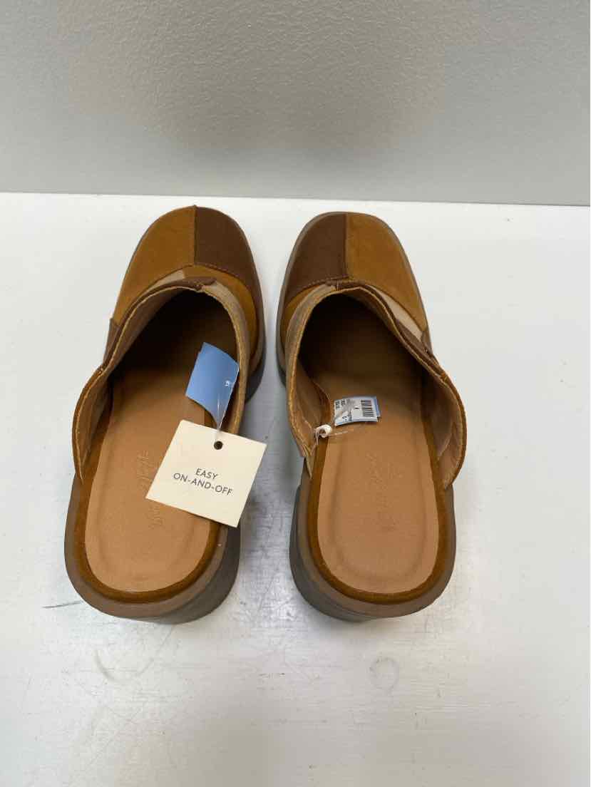 Universal Thread 7.5 Clogs