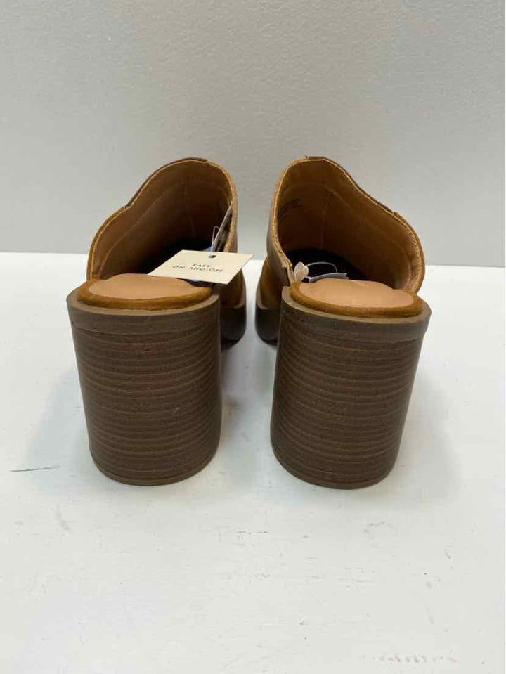 Universal Thread 7.5 Clogs