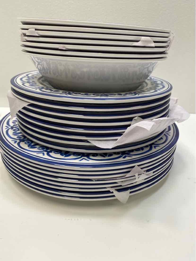 Amazon Basics dish set