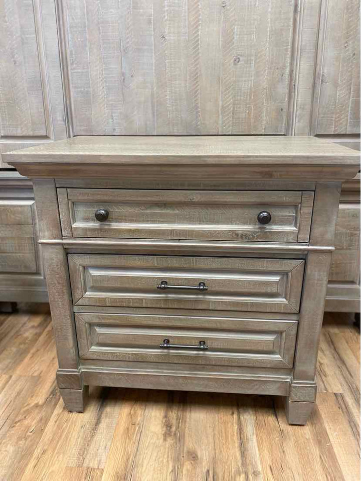 havertys Nightstand