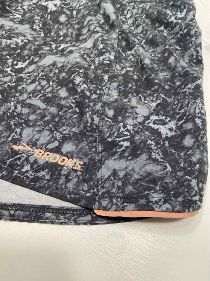 BROOKS XL shorts